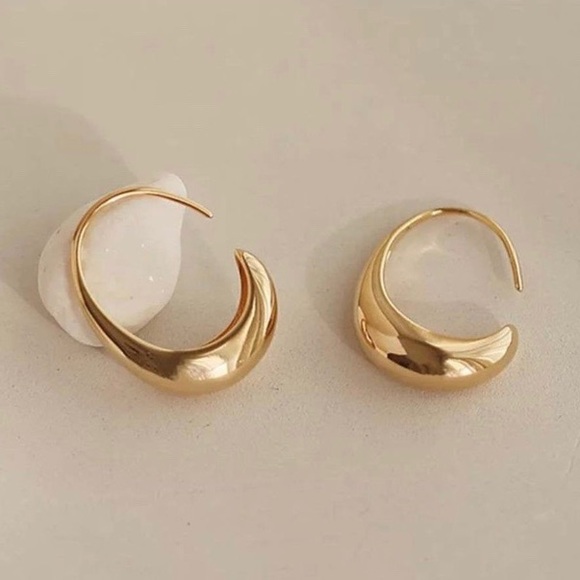 NEW 18K GOLD HOOP EARRINGS, NICE EARRINGS, CUTE EARRINGS - Picture 4 of 6
